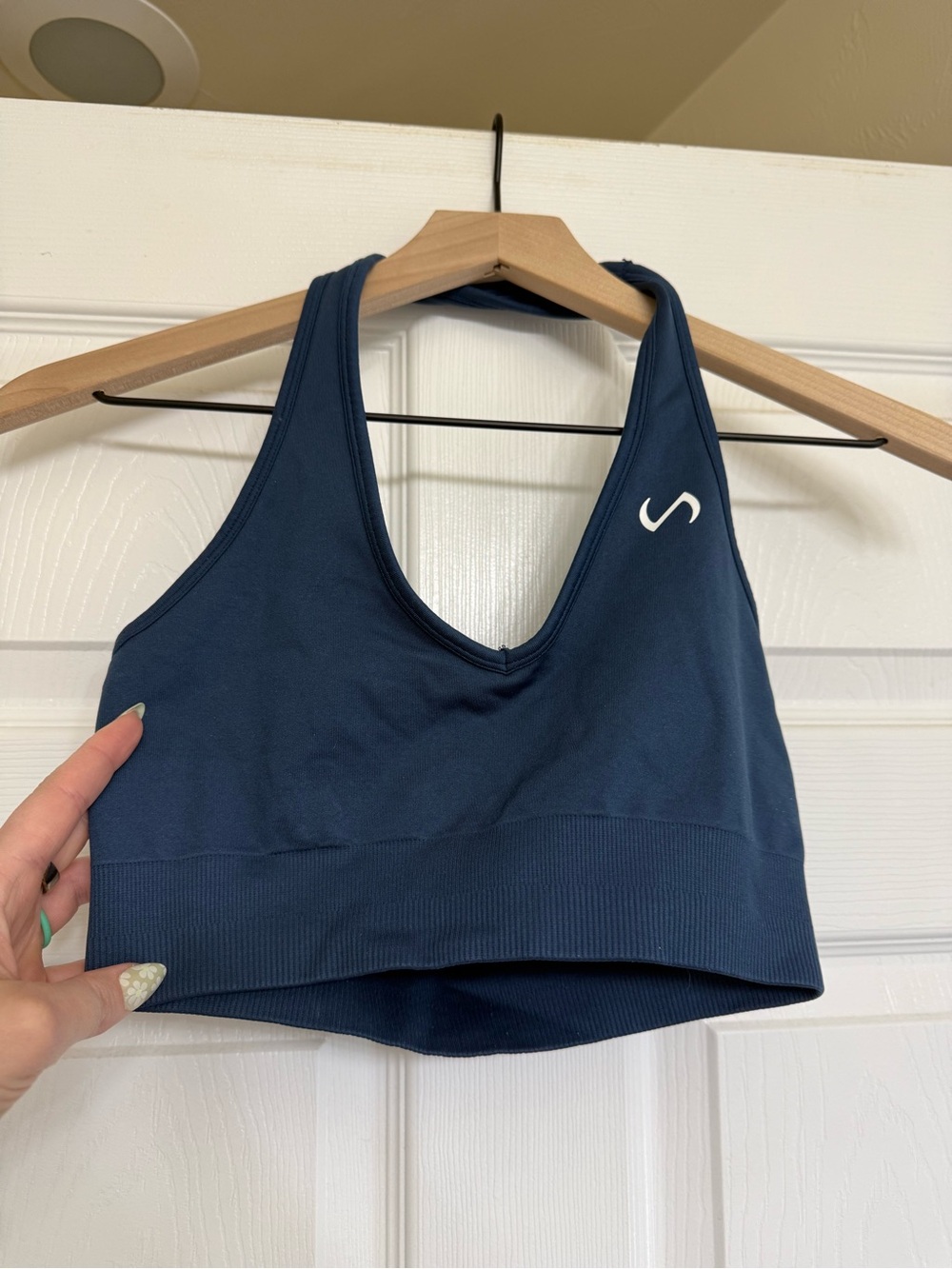 Seamless Navy V‑Neck Sports Bra with Ribbed Support